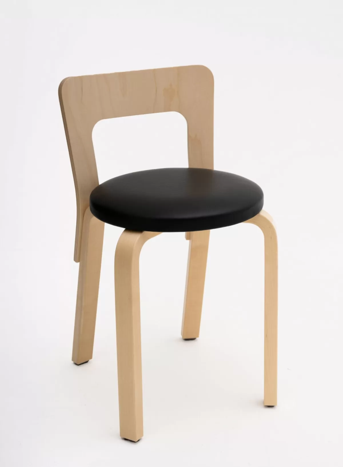 SUSAN BIJL Chair 65, Legs Birch, Seat Black< Meubels