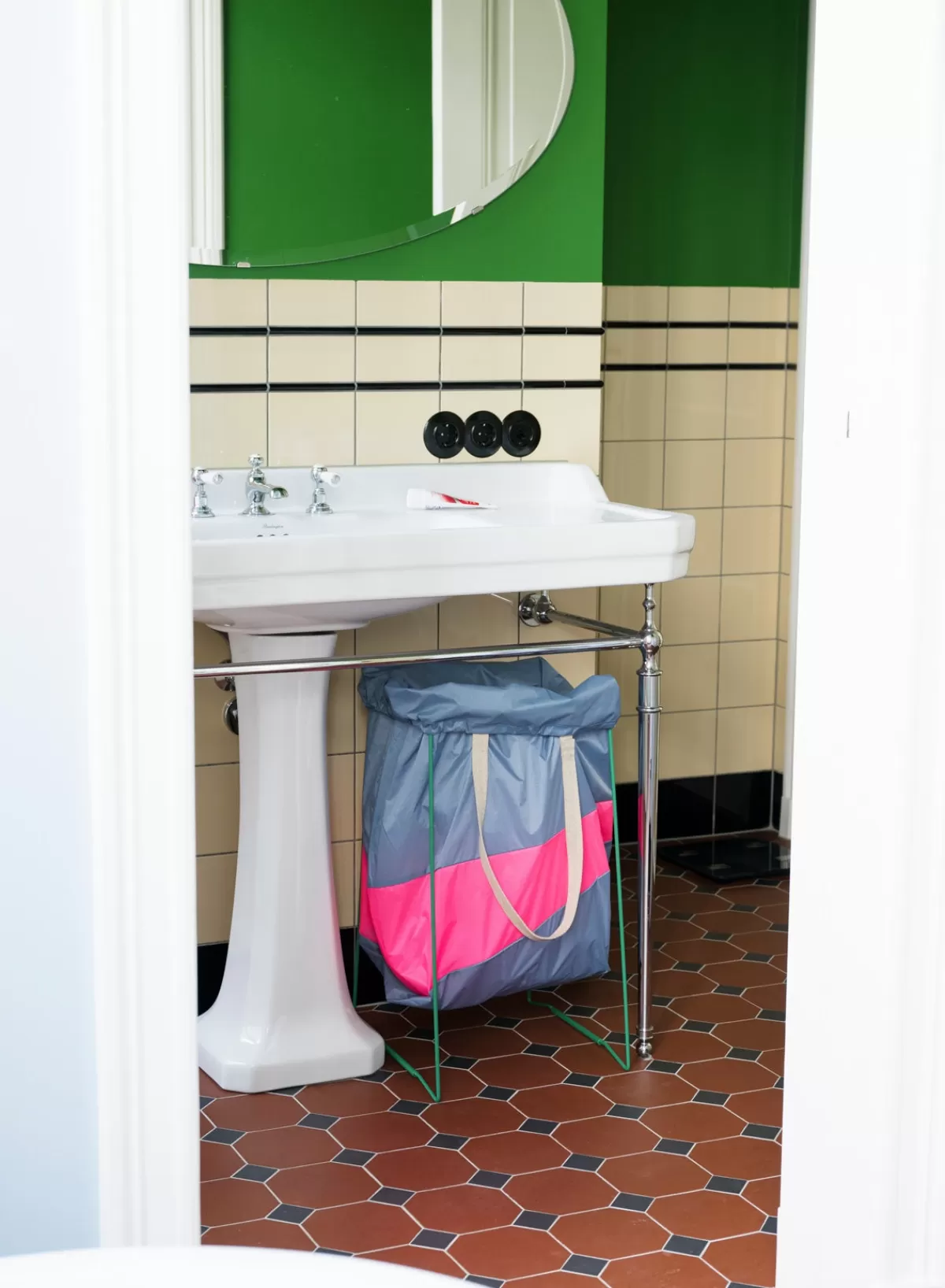 SUSAN BIJL Fuzz & Fluo Pink< The New Trash Bag