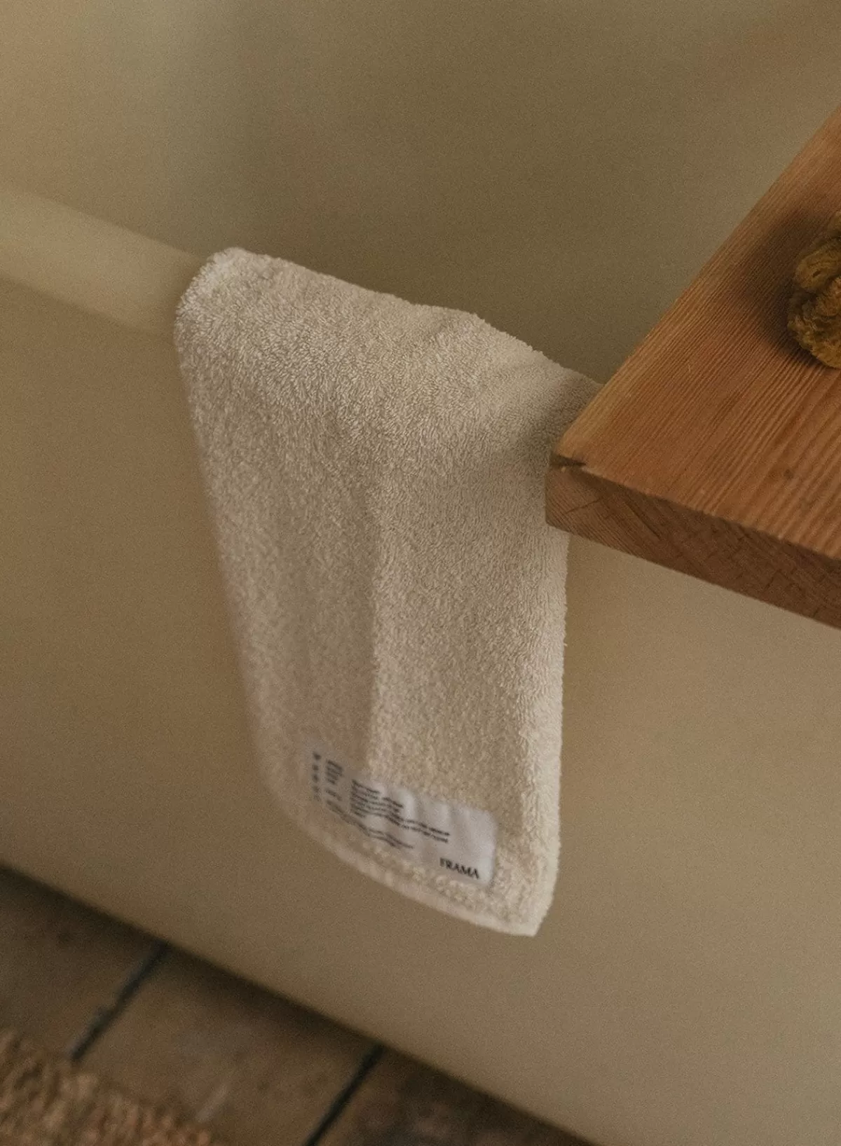 SUSAN BIJL Hand Towel In Bone White, Heavy< Textiel