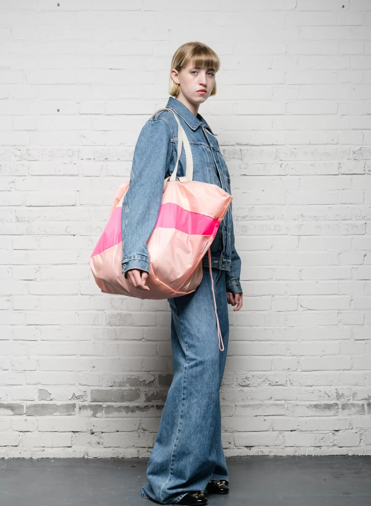 SUSAN BIJL Tone & Fluo Pink< The New Trash Bag